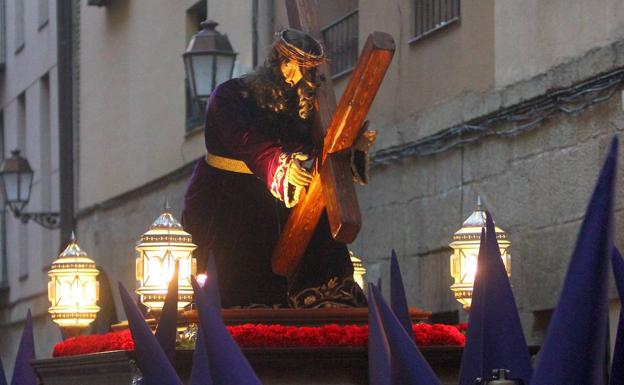 El Nazareno antiguo procesiona camino del Calvario en Jueves Santo