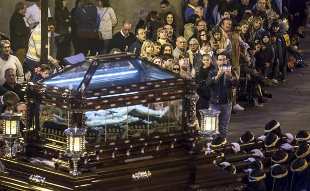 La procesión del Santo Entierro reúne a doce pasos y once cofradías