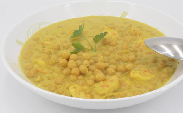 La receta de Javier Romero: garbanzos con langostinos al curry y bizcocho de ciruelas pasas