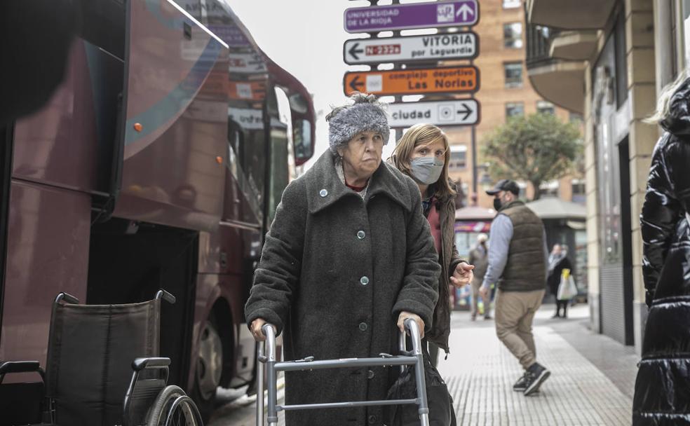 Llega el primer autobús de refugiados a La Rioja
