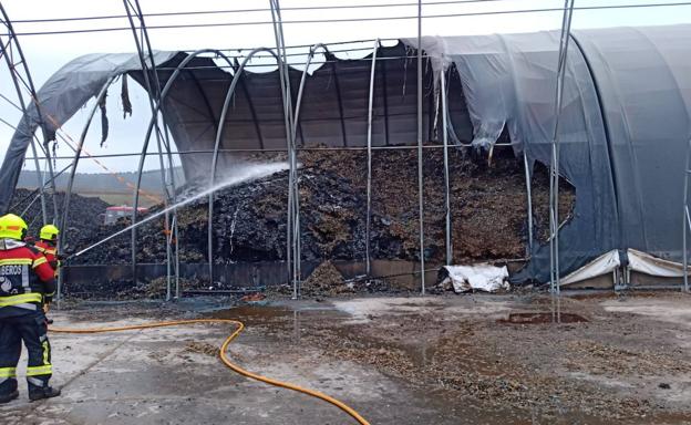 Arden 8 toneladas de plástico en una planta de reciclaje en Valverde