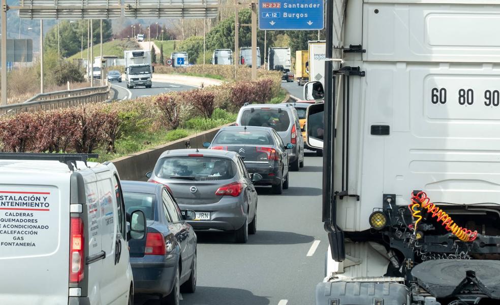 La segunda 'marcha lenta' de los transportistas riojanos, con la mitad de camiones