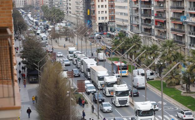 Una caravana de camiones hace sonar su SOS en el centro de Logroño tras 10 días de paro