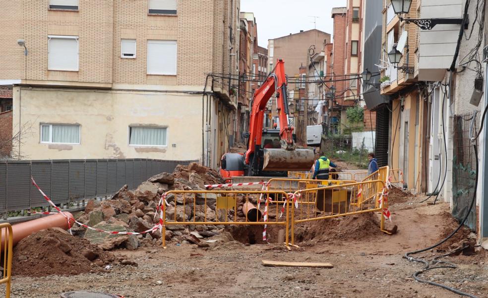 La crisis de personal y materiales amplía dos meses las obras en la calle Carrera de Arnedo y anexas