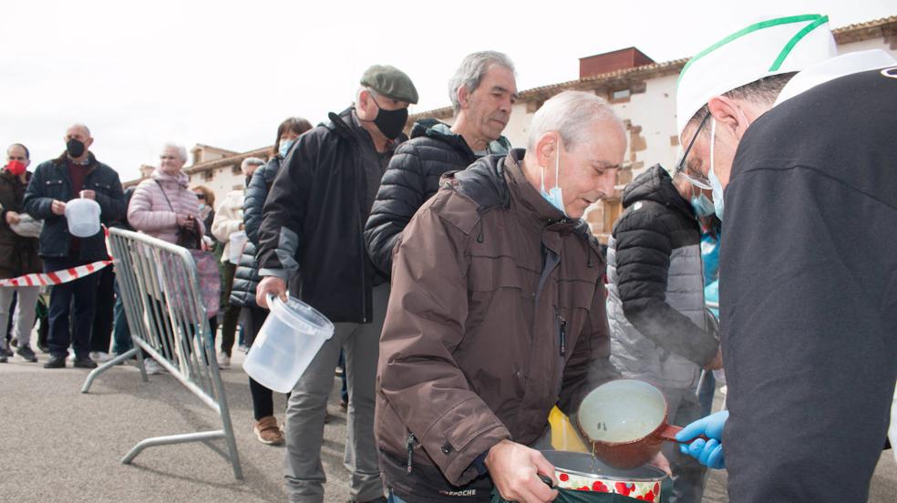 Ezcaray reparte 7.000 raciones de las habas de San Benito