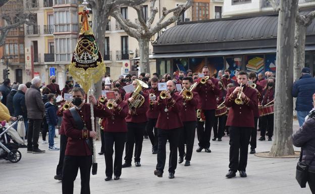 Tambores y cornetas avanzan la Semana Santa en El Espolón