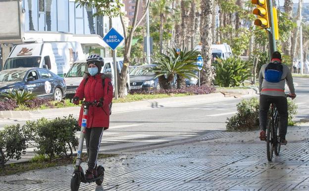 Las nuevas normas para desplazarse en patinete y bici eléctrica explicado por la DGT