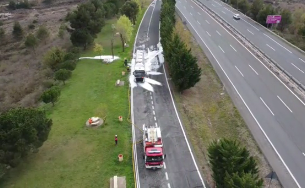 Un camión vierte líquido inflamable durante dos horas en el área de descanso de la AP-68, en Haro