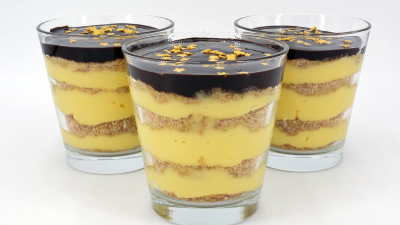 La receta de Javier Romero: tarta de la abuela en vaso y rocas de merengue