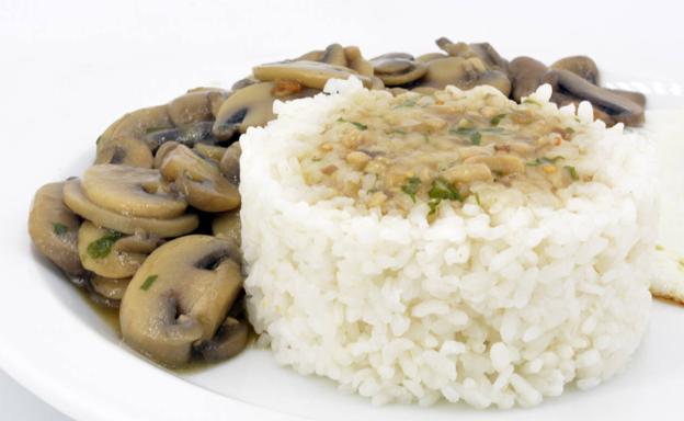La receta de Javier Romero: arroz blanco con champiñones