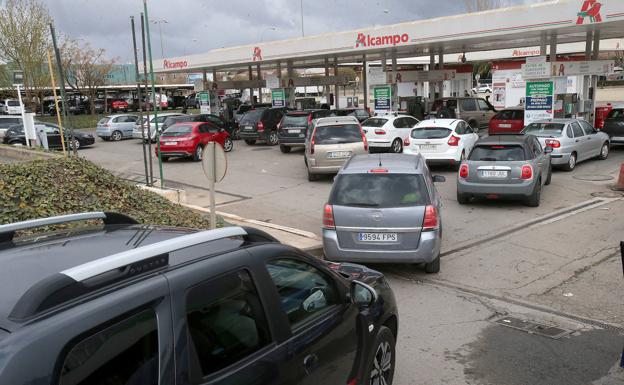 Cierres, largas colas y problemas informáticos en las gasolineras riojanas en el primer día de descuentos