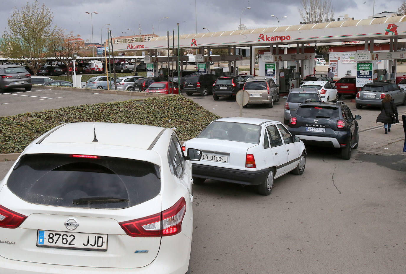 Colas y problemas en las gasolineras el primer día de descuento