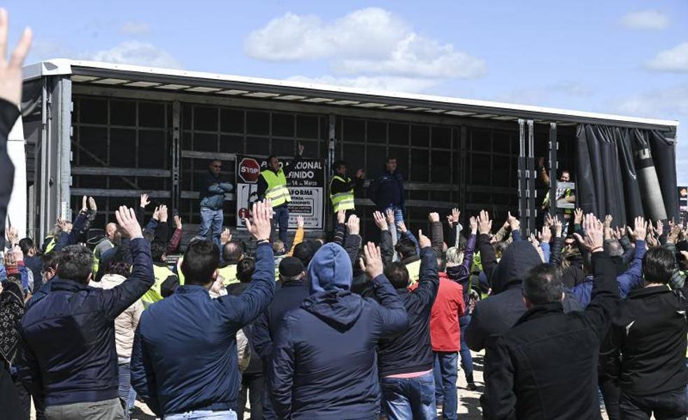 Los transportistas suspenden «temporalmente» los paros