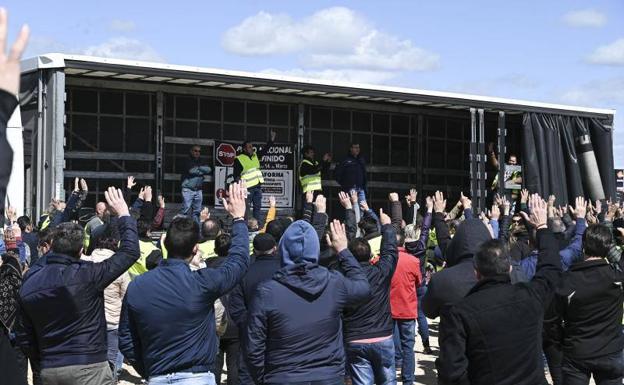 Los transportistas suspenden «temporalmente» los paros