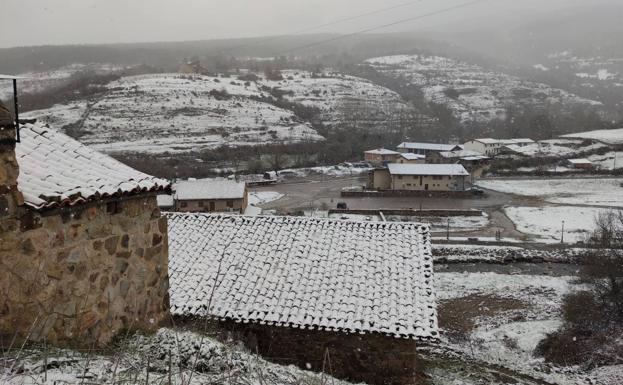 Cinco puertos de la red secundaria riojana y Piqueras precisan de cadenas para circular por nieve en la calzada