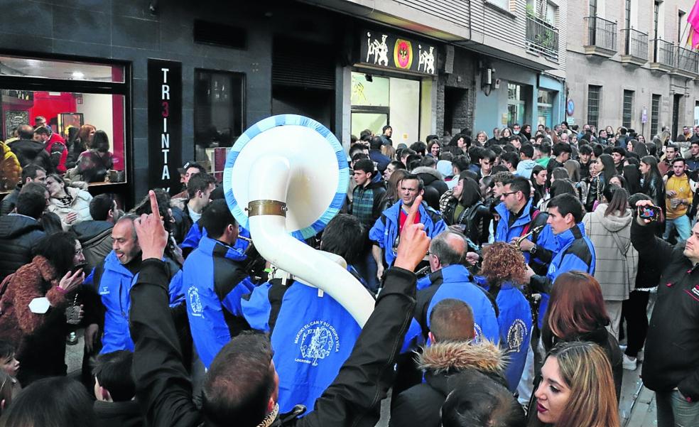 Los jóvenes alfareños aprovechan la fiesta