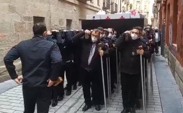 La Cofradía de Jesús Nazareno y Nuestra Señora de los Dolores procesiona en solidaridad con Cruz Roja