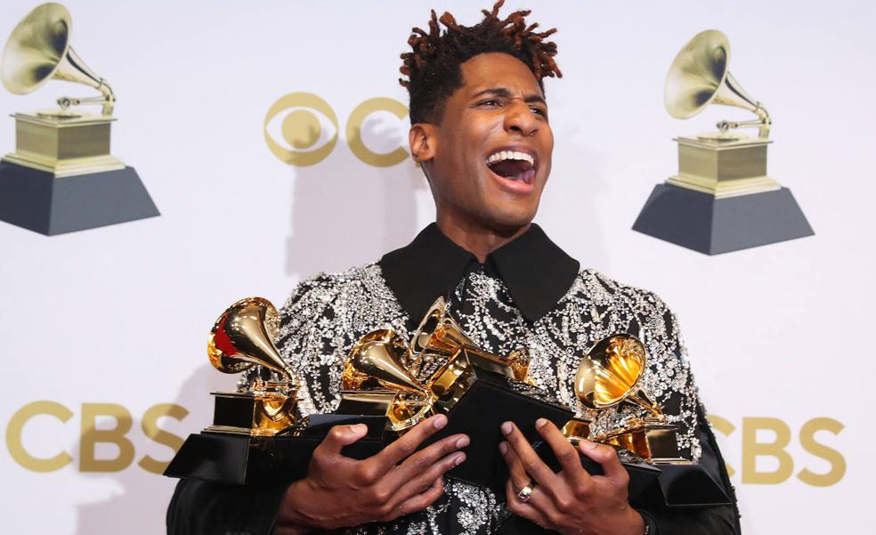 Jon Batiste y Silk Sonic, vencedores en unos Grammy solidarios con Ucrania