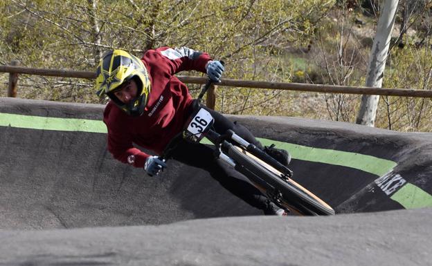 La primera prueba de la liga riojana de pumptrack reúne a 71 participantes en Igea