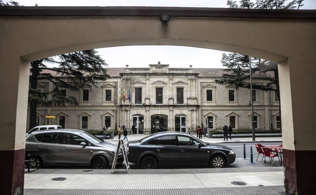 La acusada de forzar a prostituirse a una familiar pacta una condena de dos años y esquiva la cárcel