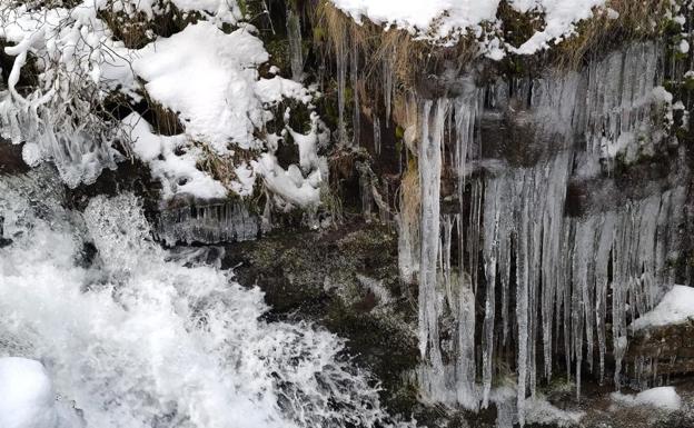 Las cascadas de Puente Ra se hielan