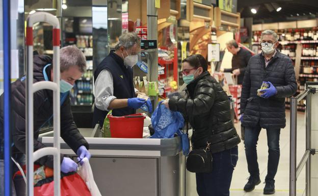 El peso de la cesta de la compra mengua en plena escalada de precios