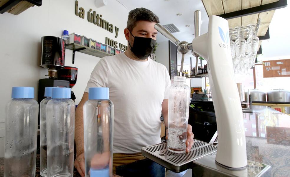 Los hosteleros, contra el agua gratis: «Otra ocurrencia para seguir dándonos palos»