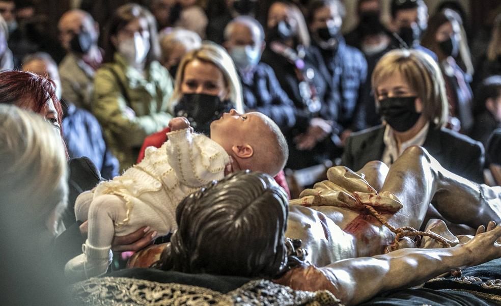 Emocionante reencuentro de los fieles con la Limpieza del Cristo