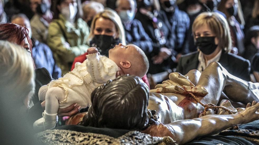 Emoción en la limpieza del Cristo del Santo Sepulcro