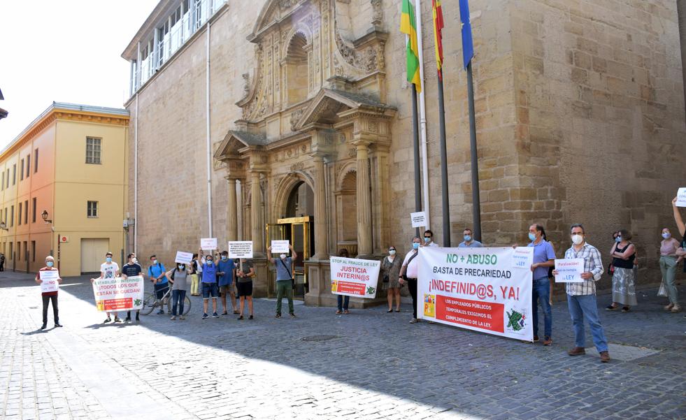 Los interinos riojanos cargan contra el decreto de acceso a la función docente