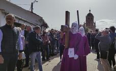 Centenares de arnedanos en el Vía Crucis al Calvario
