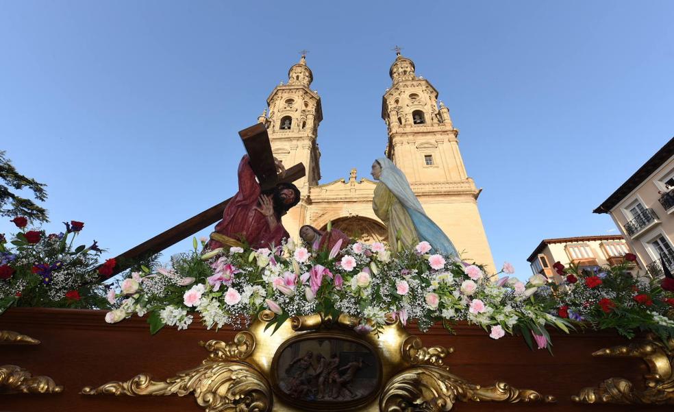 La procesión del Santo Entierro completa la vuelta a la normalidad de la Semana Santa