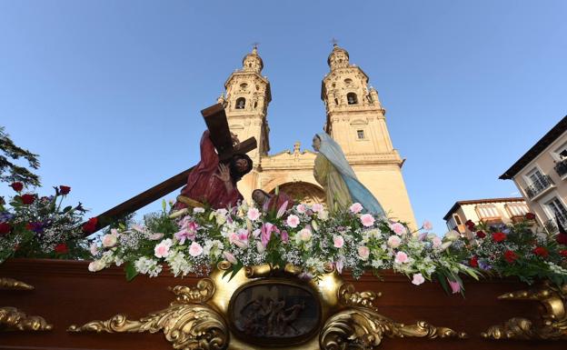La procesión del Santo Entierro completa la vuelta a la normalidad de la Semana Santa