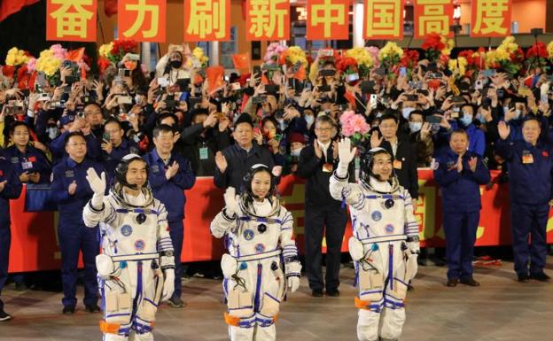 Regresan tres astronautas chinos después de permanecer seis meses en el espacio