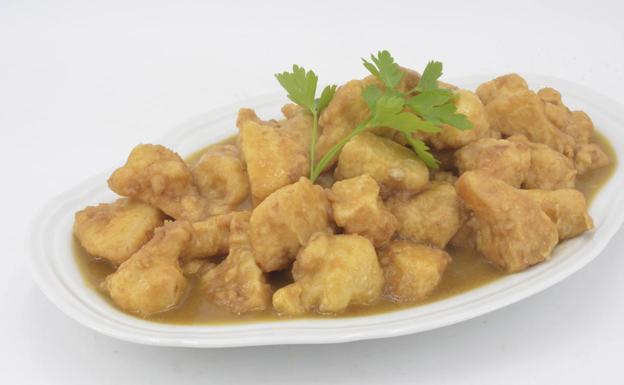 La receta de Javier Romero: coliflor rebozada en salsa de cebolla