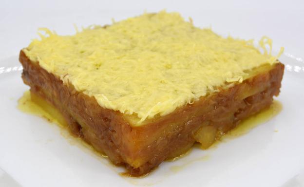 Pastel de patata con cebolla caramelizada