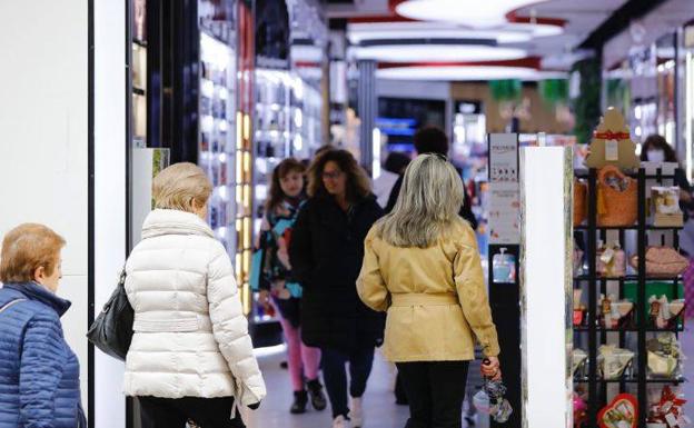 Alivio y precaución en el primer día sin mascarillas en los espacios interiores de Logroño