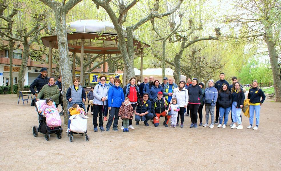 Un paseo solidario de la peña Juventud preludia las fiestas