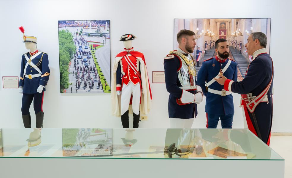 La Guardia Real acerca su historia desde 1504 en una muestra en el Ayuntamiento de Logroño