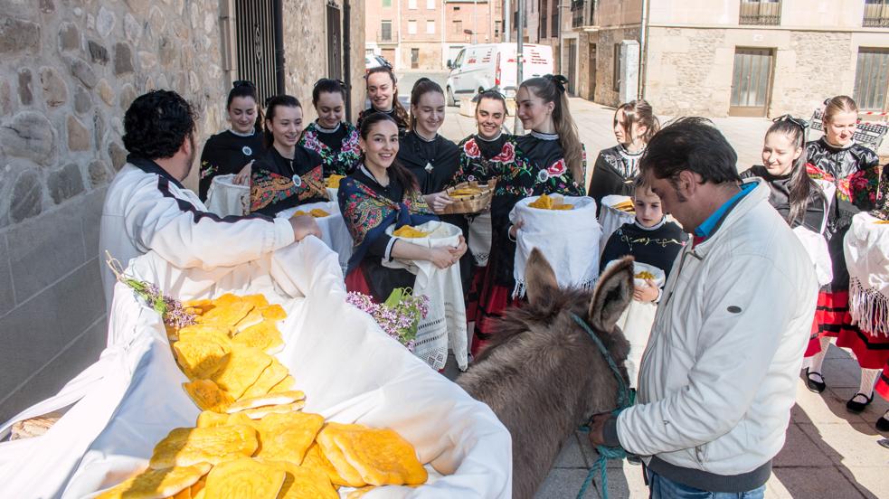 La cofradía del Santo y las doncellas reparten en la mañana de este domingo el Pan del Santo