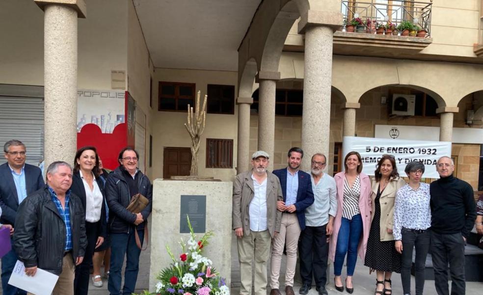 Un monumento recuerda en la plaza a los asesinados en los Sucesos de Arnedo