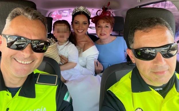 Policías locales llevan al altar a una novia que se quedó sin coche