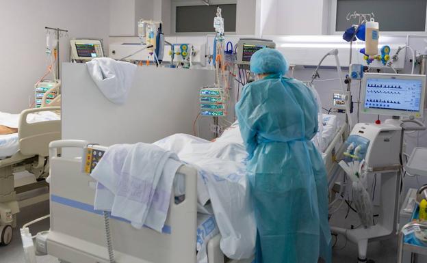 La UCI del San Pedro: seis olas, numerosas obras y ampliaciones para asistir a los pacientes