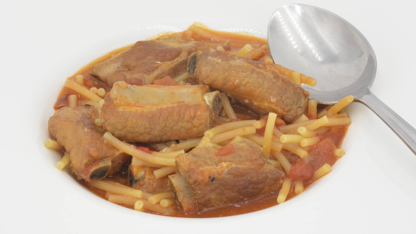 Fideos a la cazuela con costilla y muslos de pollo en airfryer