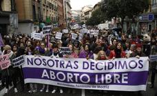 El Constitucional quiere abrir el debate sobre el aborto antes de las vacaciones
