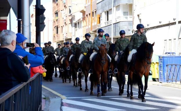 El Grupo de Escoltas de la Guardia Real desfila a caballo por Calahorra