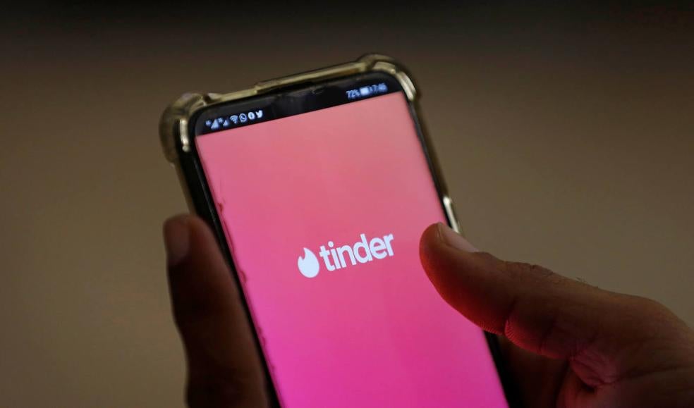 Google amenaza con sacar a Tinder de la tienda de 'apps' tras su denuncia