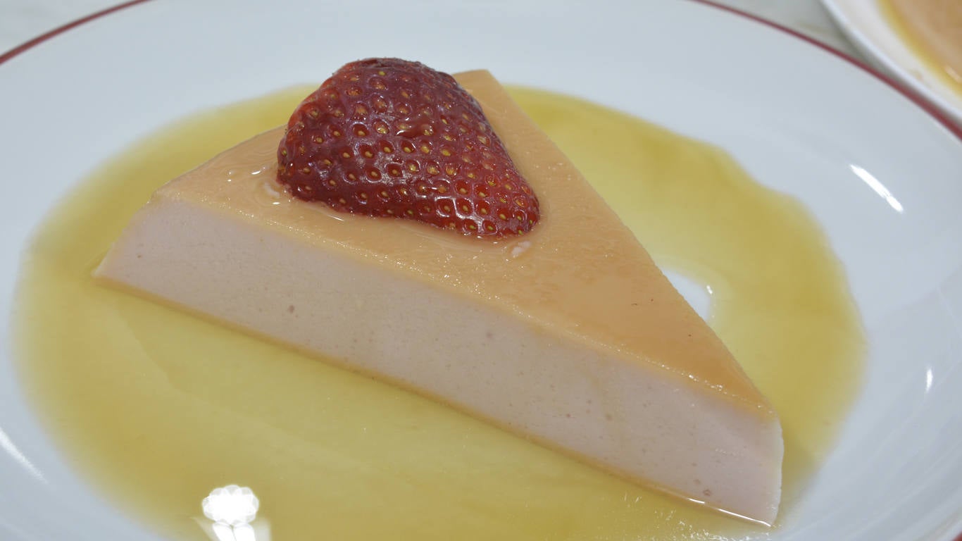 La receta de Javier Romero: cuajada de fresas con caramelo casero