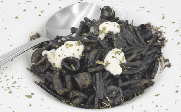 Fideuá de calamares en su tinta