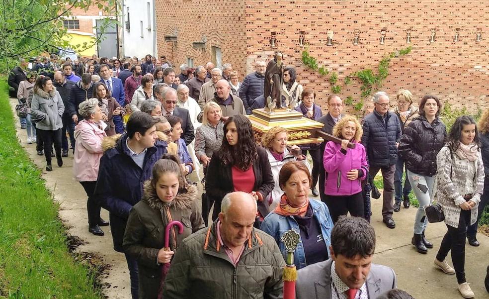 Romería a Gallinero: solo un bus y mascarilla en misa